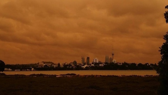 Không chỉ Úc bị ảnh hưởng bởi cháy rừng, bầu trời New Zealand cũng bất ngờ chuyển màu vàng cam kỳ lạ vào sáng sớm - Ảnh 6.