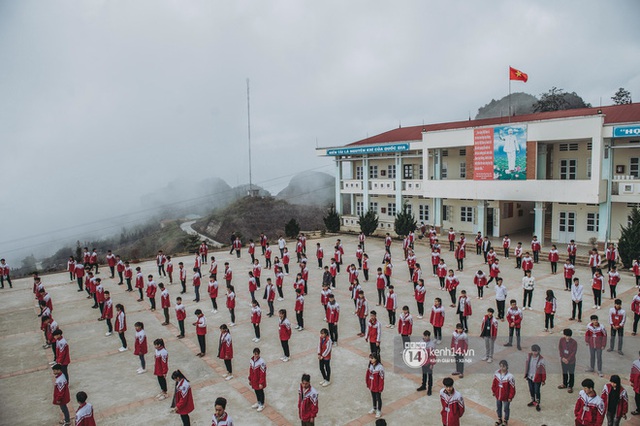 Cận cảnh ngôi trường trên mây đẹp nhất Việt Nam: Cảnh như lạc vào thiên đường nhưng cuộc sống học sinh lại đầy khốn khó - Ảnh 2.