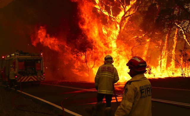 Úc bắt 183 kẻ tình nghi liên quan đến thảm họa cháy rừng, trong đó có 69 trẻ vị thành niên, đáng phẫn nộ nhiều kẻ còn tỏ ra phấn khích tột cùng khi nhìn thấy lửa - Ảnh 1.