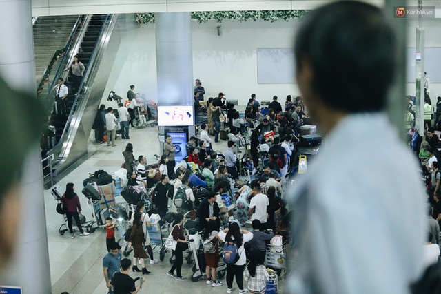 Ảnh: Sân bay Tân Sơn Nhất chật kín người dân đón Việt kiều về quê ăn Tết Canh Tý 2020, trẻ em và người lớn ngủ vật vờ dưới sàn - Ảnh 13.