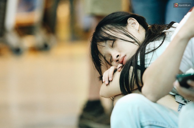 Ảnh: Sân bay Tân Sơn Nhất chật kín người dân đón Việt kiều về quê ăn Tết Canh Tý 2020, trẻ em và người lớn ngủ vật vờ dưới sàn - Ảnh 21.