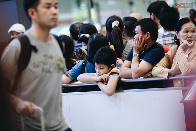 Ảnh: Sân bay Tân Sơn Nhất chật kín người dân đón Việt kiều về quê ăn Tết Canh Tý 2020, trẻ em và người lớn ngủ vật vờ dưới sàn - Ảnh 23.