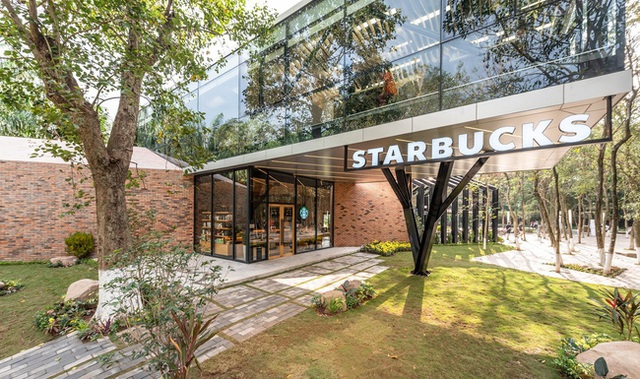 Dân tình trầm trồ với khung cảnh xanh mướt, xịn mịn của tiệm Starbucks mới ở Hưng Yên, rủ nhau đến check in rầm rộ - Ảnh 2.