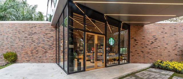 Dân tình trầm trồ với khung cảnh xanh mướt, xịn mịn của tiệm Starbucks mới ở Hưng Yên, rủ nhau đến check in rầm rộ - Ảnh 4.