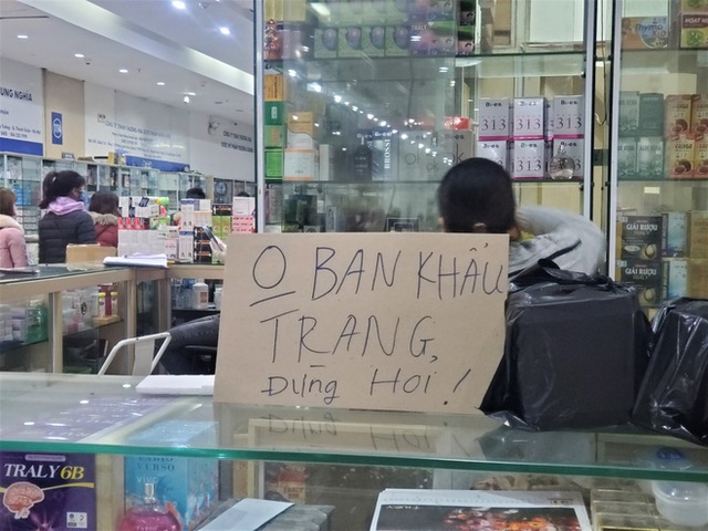 Sau 1 đêm, chợ thuốc lớn nhất Hà Nội đồng loạt đặt biển không bán khẩu trang, miễn hỏi - Ảnh 3.