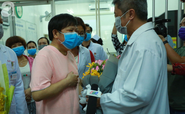 Bệnh nhân thứ 2 người Trung Quốc nhiễm virus corona (Covid-19) vừa xuất viện tại BV Chợ Rẫy, cúi đầu cảm ơn bác sĩ Việt Nam - Ảnh 1.