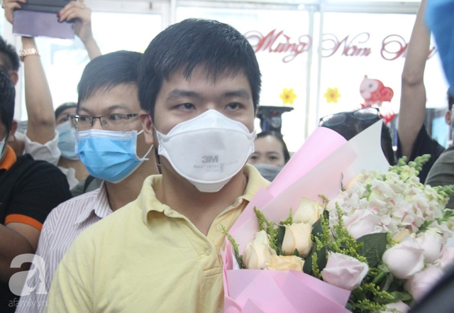 Bệnh nhân thứ 2 người Trung Quốc nhiễm virus corona (Covid-19) vừa xuất viện tại BV Chợ Rẫy, cúi đầu cảm ơn bác sĩ Việt Nam - Ảnh 2.