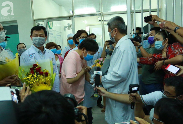 Bệnh nhân thứ 2 người Trung Quốc nhiễm virus corona (Covid-19) vừa xuất viện tại BV Chợ Rẫy, cúi đầu cảm ơn bác sĩ Việt Nam - Ảnh 3.