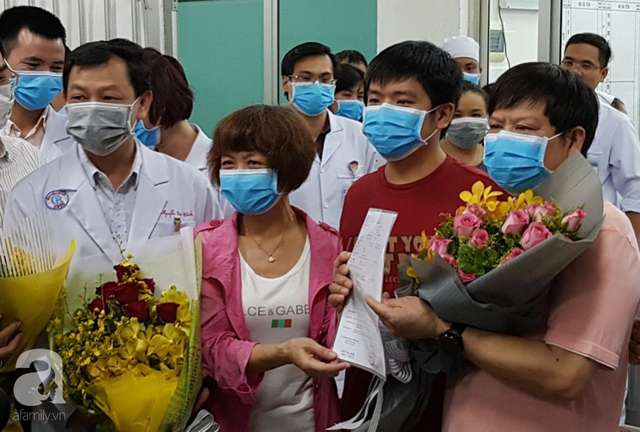 Bệnh nhân thứ 2 người Trung Quốc nhiễm virus corona (Covid-19) vừa xuất viện tại BV Chợ Rẫy, cúi đầu cảm ơn bác sĩ Việt Nam - Ảnh 4.