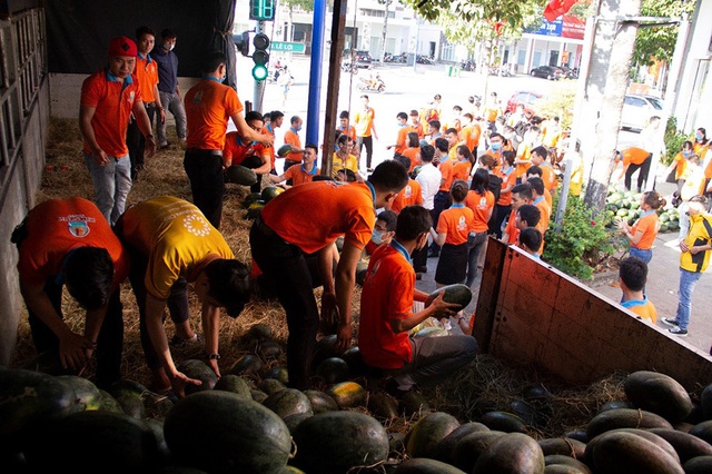 Muôn kiểu hỗ trợ nông dân trong mùa đại dịch Corona của doanh nghiệp và người dân miền Nam: Ngoài mua lại rồi phát miễn phí hoặc bán với giá vốn, còn giúp nông dân kết nối các nguồn lực để họ tự thân vận động - Ảnh 1.