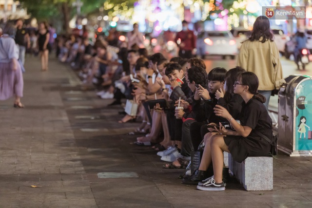 Chùm ảnh: Phố đi bộ Nguyễn Huệ vẫn đông kín người giữa những ngày tâm điểm dịch virus corona, một số người phớt lờ việc đeo khẩu trang phòng bệnh - Ảnh 3.