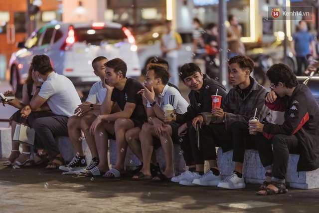 Chùm ảnh: Phố đi bộ Nguyễn Huệ vẫn đông kín người giữa những ngày tâm điểm dịch virus corona, một số người phớt lờ việc đeo khẩu trang phòng bệnh - Ảnh 17.