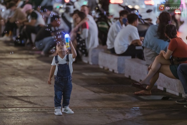 Chùm ảnh: Phố đi bộ Nguyễn Huệ vẫn đông kín người giữa những ngày tâm điểm dịch virus corona, một số người phớt lờ việc đeo khẩu trang phòng bệnh - Ảnh 25.