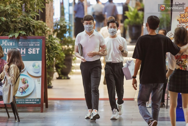 Chùm ảnh: Phố đi bộ Nguyễn Huệ vẫn đông kín người giữa những ngày tâm điểm dịch virus corona, một số người phớt lờ việc đeo khẩu trang phòng bệnh - Ảnh 8.