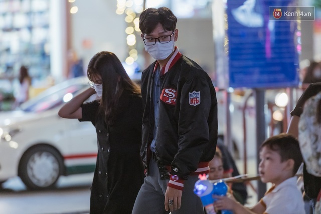 Chùm ảnh: Phố đi bộ Nguyễn Huệ vẫn đông kín người giữa những ngày tâm điểm dịch virus corona, một số người phớt lờ việc đeo khẩu trang phòng bệnh - Ảnh 10.