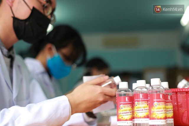 Giữa mùa dịch Covid-19, Đại học Bách khoa Hà Nội tự sản xuất 500 lít dung dịch sát khuẩn để chuyển xuống xã Sơn Lôi - Ảnh 13.