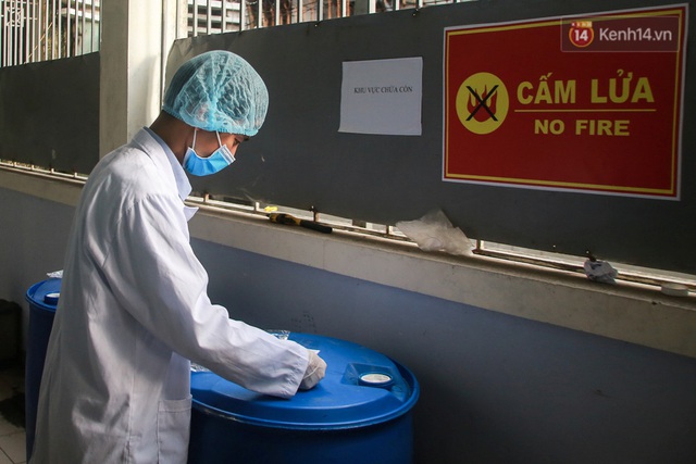 Giữa mùa dịch Covid-19, Đại học Bách khoa Hà Nội tự sản xuất 500 lít dung dịch sát khuẩn để chuyển xuống xã Sơn Lôi - Ảnh 5.