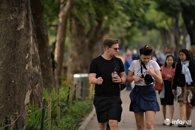 Hà Nội: Du khách phương Tây hờ hững khẩu trang, dạo phố tận hưởng sắc Xuân - Ảnh 8.