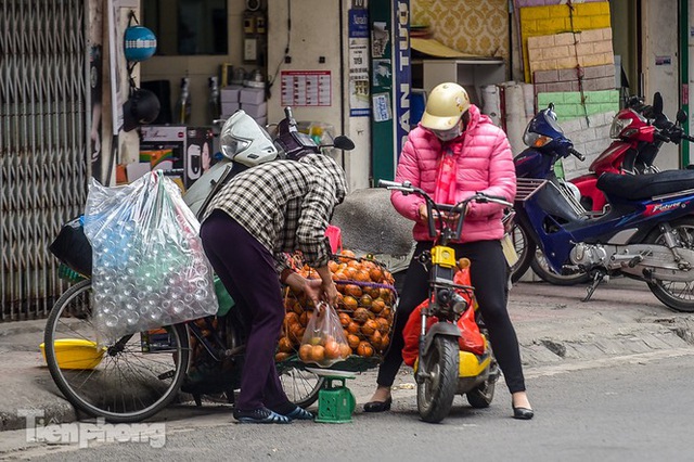 Hốt bạc nhờ vắt nước cam trên phố Hà Nội thời dịch Covid-19 - Ảnh 1.