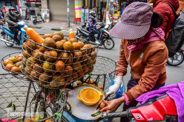 Hốt bạc nhờ vắt nước cam trên phố Hà Nội thời dịch Covid-19 - Ảnh 7.