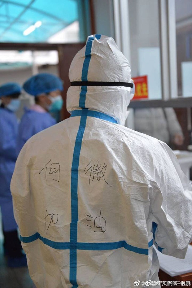 Phải cắt tóc, cạo đầu, mặc tã người lớn, ngủ trên sàn...: 30 bức ảnh chân thực nhất về tình cảnh của nhân viên y tế tại ‘ổ dịch’ Vũ Hán - Ảnh 12.