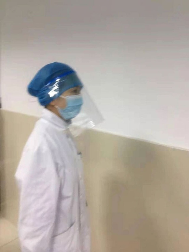 Phải cắt tóc, cạo đầu, mặc tã người lớn, ngủ trên sàn...: 30 bức ảnh chân thực nhất về tình cảnh của nhân viên y tế tại ‘ổ dịch’ Vũ Hán - Ảnh 19.