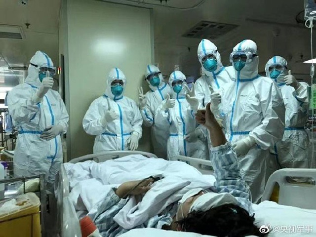 Phải cắt tóc, cạo đầu, mặc tã người lớn, ngủ trên sàn...: 30 bức ảnh chân thực nhất về tình cảnh của nhân viên y tế tại ‘ổ dịch’ Vũ Hán - Ảnh 26.