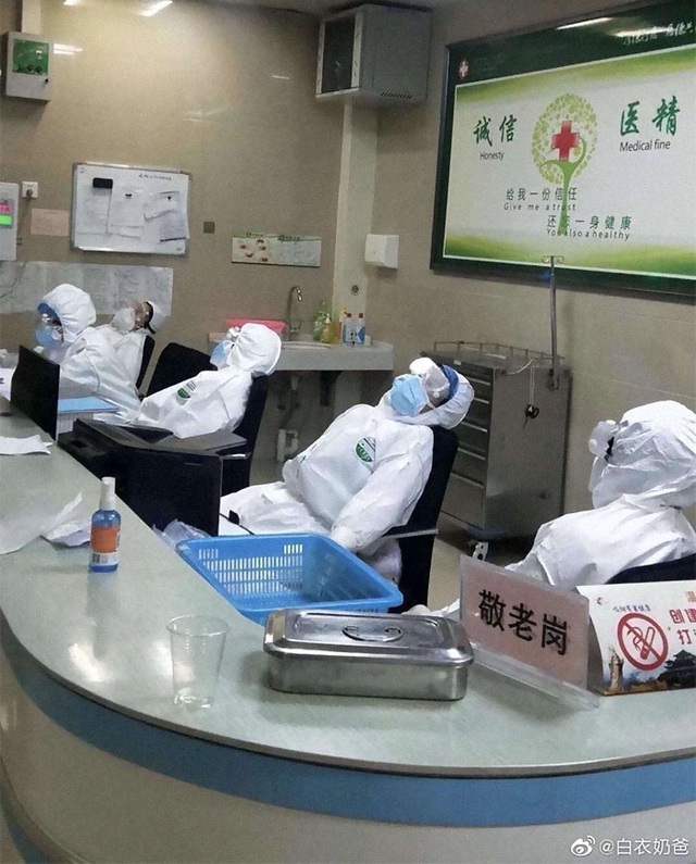 Phải cắt tóc, cạo đầu, mặc tã người lớn, ngủ trên sàn...: 30 bức ảnh chân thực nhất về tình cảnh của nhân viên y tế tại ‘ổ dịch’ Vũ Hán - Ảnh 30.