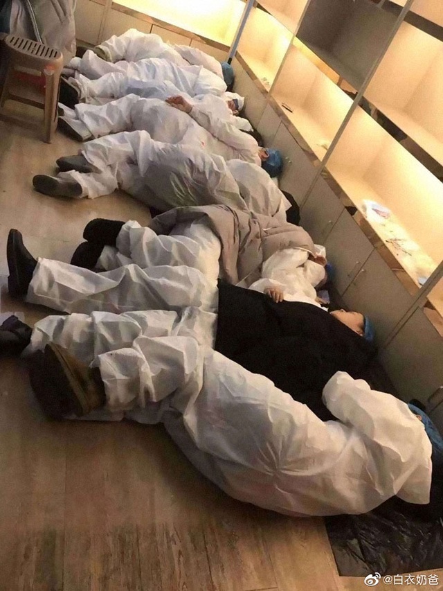 Phải cắt tóc, cạo đầu, mặc tã người lớn, ngủ trên sàn...: 30 bức ảnh chân thực nhất về tình cảnh của nhân viên y tế tại ‘ổ dịch’ Vũ Hán - Ảnh 32.
