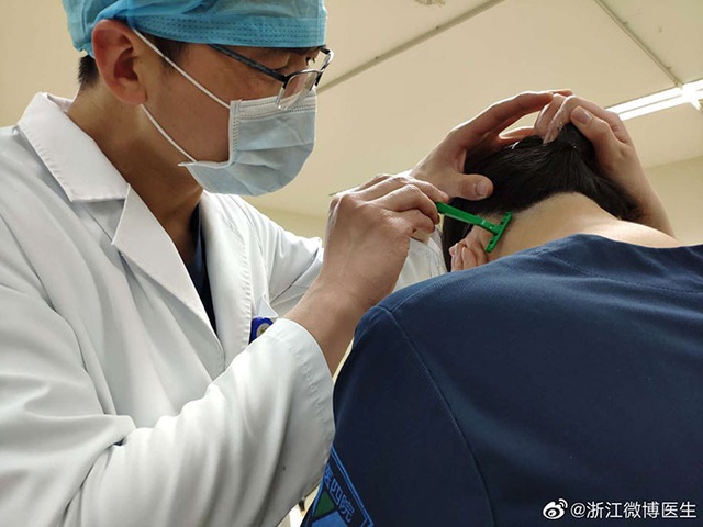 Phải cắt tóc, cạo đầu, mặc tã người lớn, ngủ trên sàn...: 30 bức ảnh chân thực nhất về tình cảnh của nhân viên y tế tại ‘ổ dịch’ Vũ Hán - Ảnh 6.