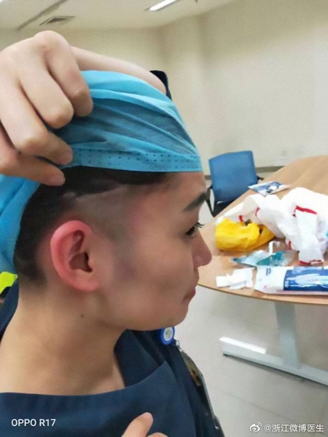 Phải cắt tóc, cạo đầu, mặc tã người lớn, ngủ trên sàn...: 30 bức ảnh chân thực nhất về tình cảnh của nhân viên y tế tại ‘ổ dịch’ Vũ Hán - Ảnh 7.