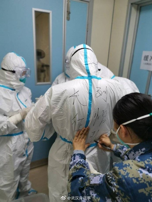 Phải cắt tóc, cạo đầu, mặc tã người lớn, ngủ trên sàn...: 30 bức ảnh chân thực nhất về tình cảnh của nhân viên y tế tại ‘ổ dịch’ Vũ Hán - Ảnh 9.