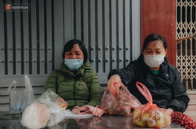 Cập nhật giá rau tăng vọt sau Tết, người Hà Nội đổ xô đi mua thực phẩm dự trữ giữa nạn dịch virus Corona - Ảnh 11.