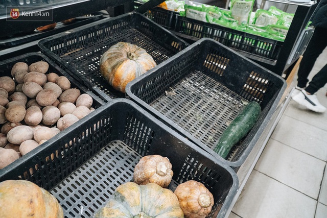 Cập nhật giá rau tăng vọt sau Tết, người Hà Nội đổ xô đi mua thực phẩm dự trữ giữa nạn dịch virus Corona - Ảnh 17.