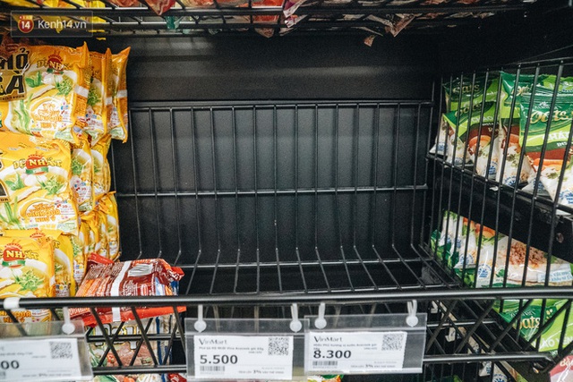 Cập nhật giá rau tăng vọt sau Tết, người Hà Nội đổ xô đi mua thực phẩm dự trữ giữa nạn dịch virus Corona - Ảnh 26.