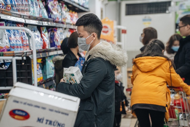 Cập nhật giá rau tăng vọt sau Tết, người Hà Nội đổ xô đi mua thực phẩm dự trữ giữa nạn dịch virus Corona - Ảnh 28.