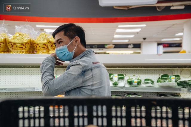 Cập nhật giá rau tăng vọt sau Tết, người Hà Nội đổ xô đi mua thực phẩm dự trữ giữa nạn dịch virus Corona - Ảnh 30.