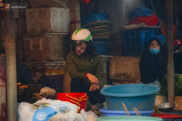 Cập nhật giá rau tăng vọt sau Tết, người Hà Nội đổ xô đi mua thực phẩm dự trữ giữa nạn dịch virus Corona - Ảnh 10.