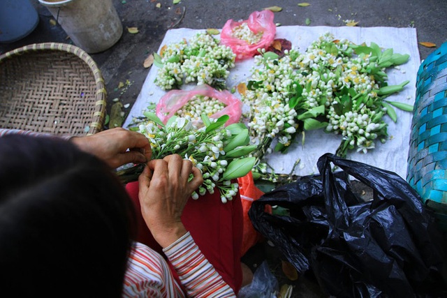  Kiếm bạc triệu nhờ bán hoa theo lạng trên phố Hà Nội - Ảnh 4.
