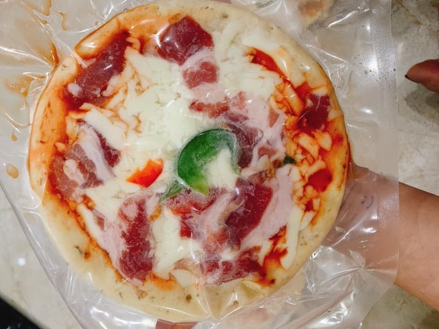 Nguồn gốc pizza siêu rẻ tràn chợ mạng, 6 tháng không mốc hỏng - Ảnh 3.