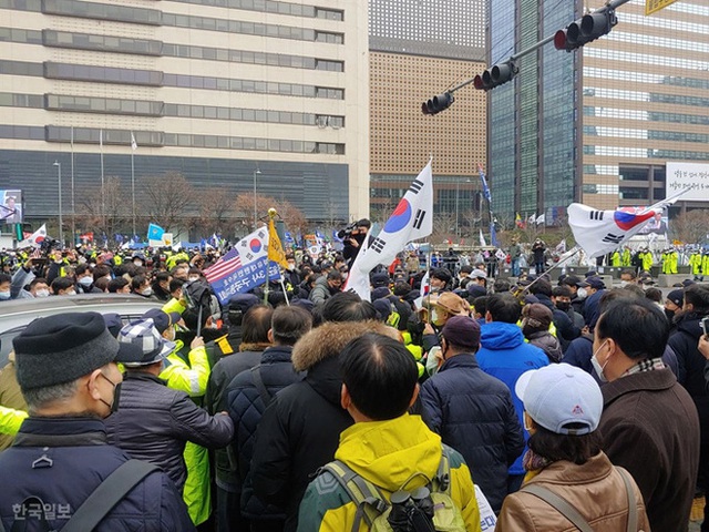 [ẢNH] Dịch COVID-19 diễn biến phức tạp, hàng ngàn người dân tại Seoul vẫn tuần hành bất chấp lệnh cấm tụ tập - Ảnh 9.
