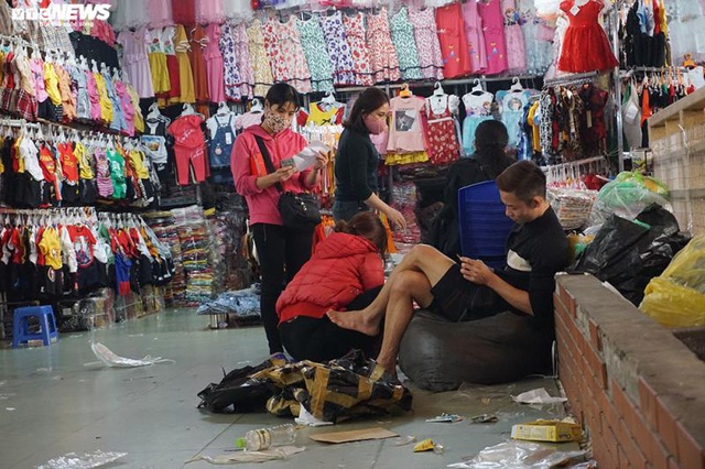 Đói hàng, vắng khách, tiểu thương chợ Đồng Xuân chỉ bán hàng nửa buổi - Ảnh 5.