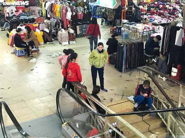 Đói hàng, vắng khách, tiểu thương chợ Đồng Xuân chỉ bán hàng nửa buổi - Ảnh 6.