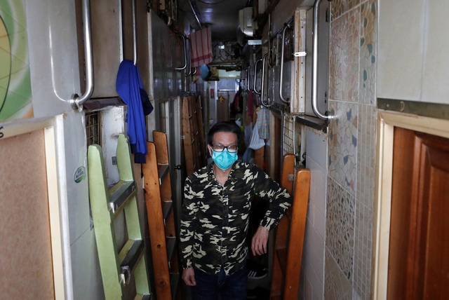 Không thể ra ngoài, hàng nghìn người nghèo Hong Kong nhốt mình trong nhà quan tài từ sáng đến đêm vì sợ virus corona - Ảnh 3.