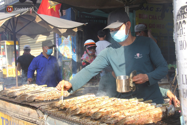 2.000 con cá lóc nướng bán sạch trong một buổi sáng, nhiều gia đình ở Sài Gòn kiếm tiền khủng trong ngày vía Thần tài - Ảnh 12.