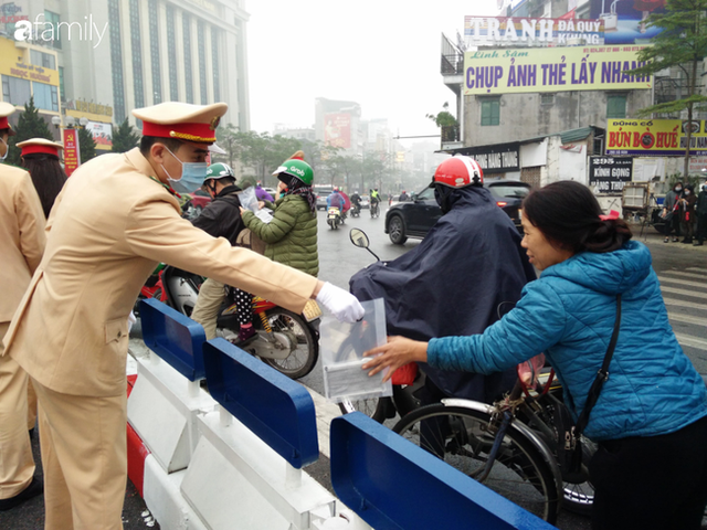 CSGT Hà Nội tổ chức phát khẩu trang miễn phí tại nhiều nút giao thông - Ảnh 11.