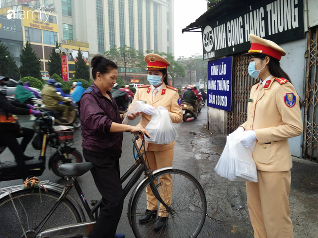CSGT Hà Nội tổ chức phát khẩu trang miễn phí tại nhiều nút giao thông - Ảnh 12.