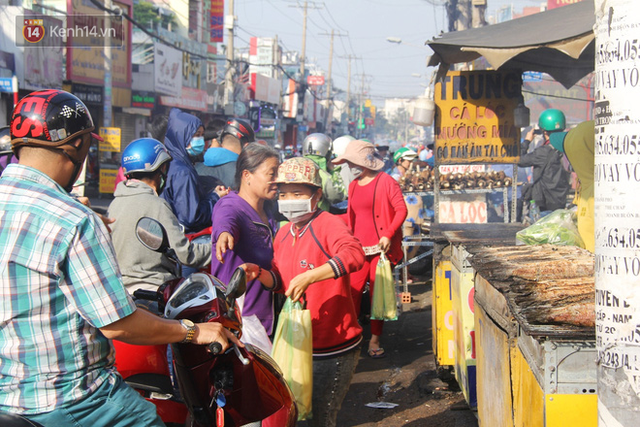 2.000 con cá lóc nướng bán sạch trong một buổi sáng, nhiều gia đình ở Sài Gòn kiếm tiền khủng trong ngày vía Thần tài - Ảnh 16.