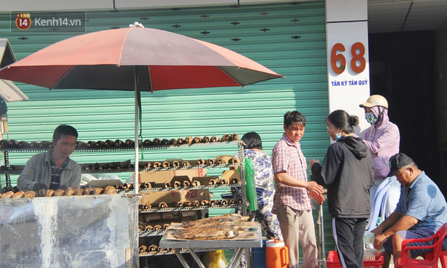 2.000 con cá lóc nướng bán sạch trong một buổi sáng, nhiều gia đình ở Sài Gòn kiếm tiền khủng trong ngày vía Thần tài - Ảnh 17.
