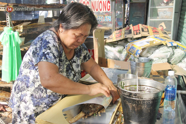 2.000 con cá lóc nướng bán sạch trong một buổi sáng, nhiều gia đình ở Sài Gòn kiếm tiền khủng trong ngày vía Thần tài - Ảnh 6.